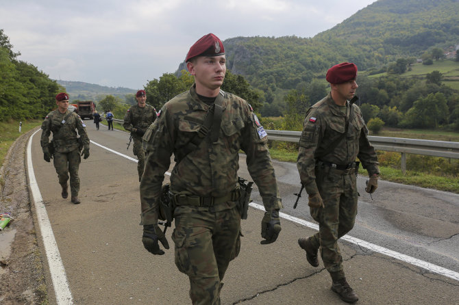 „Scanpix“/AP nuotr./Lenkai taikdariai patruliuoja Kosove