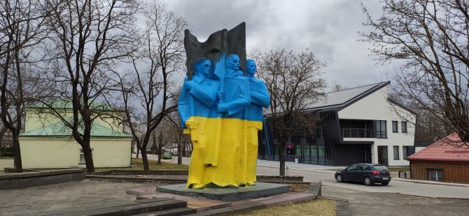 Karolinos Stažytės nuotr./Paminklas Ukmergėje nudažytas Ukrainos vėliavos spalvomis