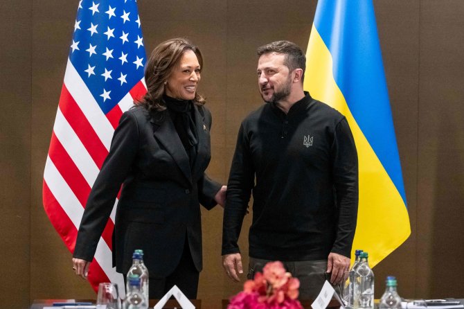 AFP/„Scanpix“ nuotr./Kamala Harris ir Volodymyras Zelenskis