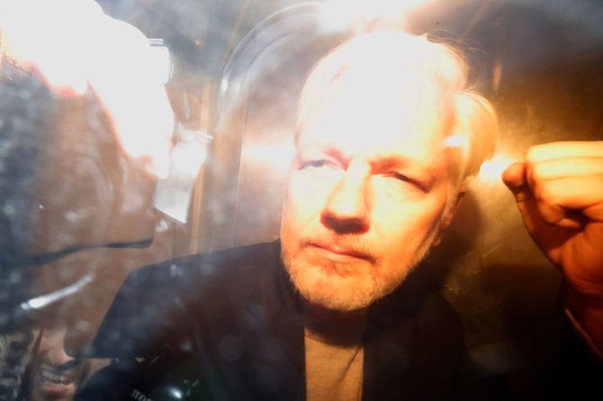 AFP/„Scanpix“ nuotr./J.Assange'as atvyko į teismą