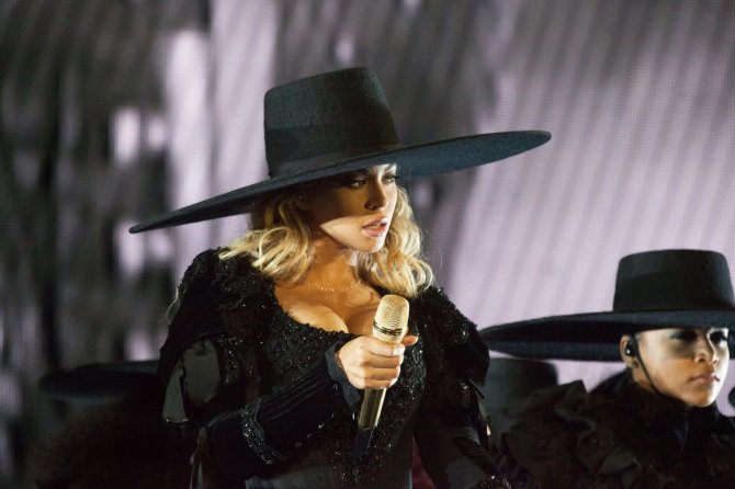 „Scanpix“/AP nuotr./Beyonce su aukcione parduotu mikrofonu per vieną iš „Formation World Tour“ koncertų 2016 metais