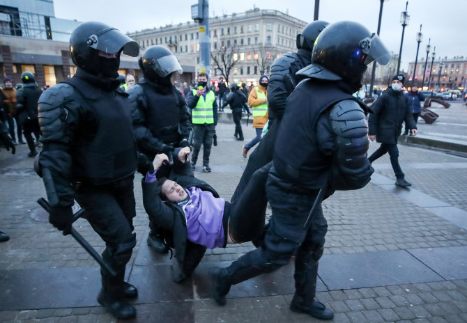 „Scanpix“/ITAR-TASS nuotr./Aleksejaus Navalno palaikymo protestai Sankt Peterburge