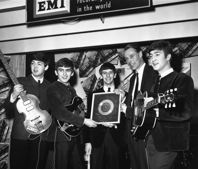 Vida Press nuotr./„The Beatles“ nariai su prodiuseriu George'u Martinu (antras iš dešinės) – 1962 m.