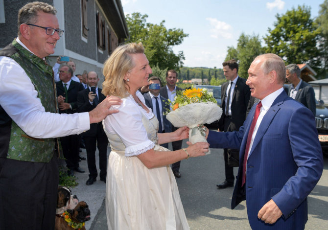 AFP/„Scanpix“ nuotr./Karin Kneissl ir Vladimiras Putinas