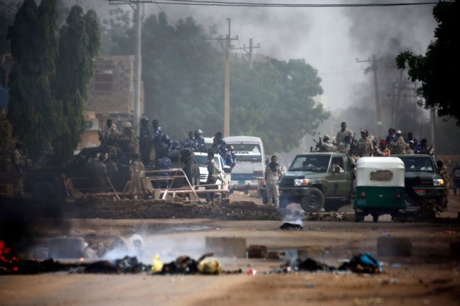 AFP/„Scanpix“ nuotr./Sudano sostinėje kariškiai jėga vaikė protestuotojus