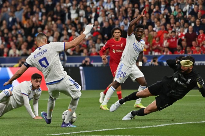 „Scanpix“ nuotr./Čempionų lygos finalas: „Liverpool“ – Madrido „Real“. Karimas Benzema smūgiavo, bet įvartis nebuvo įskaitytas.