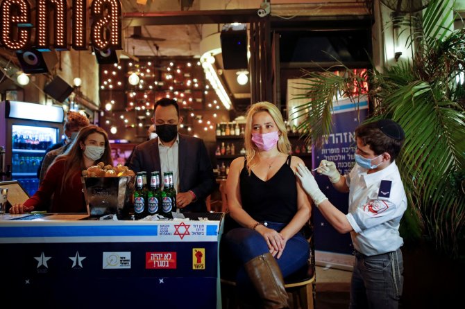 „Reuters“/„Scanpix“ nuotr./Izraelyje gyventojai skiepijami net baruose