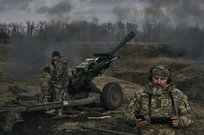 „AP“/„Scanpix“/Ukrainos kariai prie Bachmuto apšaudo rusų pozicijas