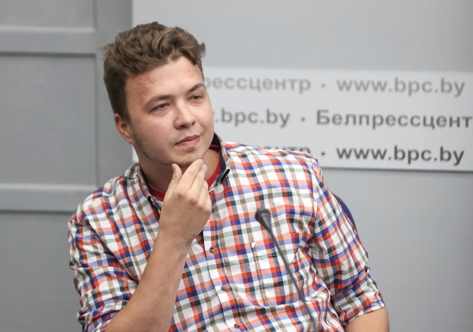 „Reuters“/„Scanpix“ nuotr./Ramanas Pratasevičius Baltarusijos valdžios atstovų spaudos konferencijoje