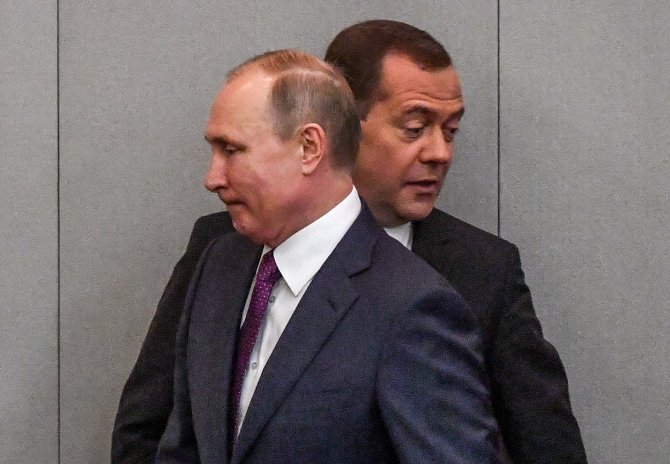 AFP/„Scanpix“ nuotr./Vladimiras Putinas ir Dmitrijus Medvedevas