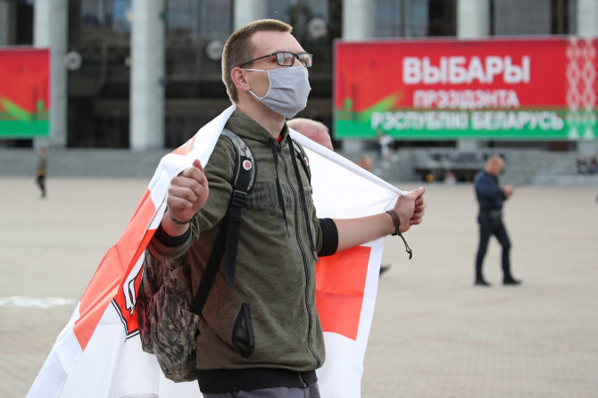 TASS nuotr./Protestuotojas Baltarusijoje