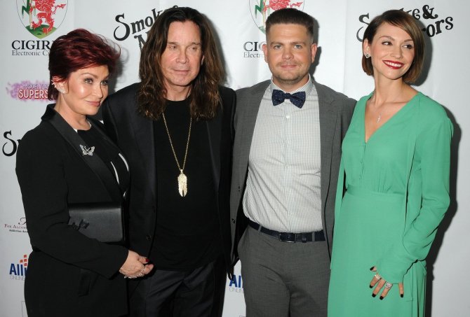 „Scanpix“/„SIPA“ nuotr./Sharon ir Ozzy Osbourne'ai su sūnumi Jacku ir jo žmona Lisa