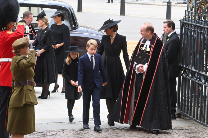 „Scanpix“ nuotr./Velso princesė Catherine su vaikais – princu George'u ir princese Charlotte