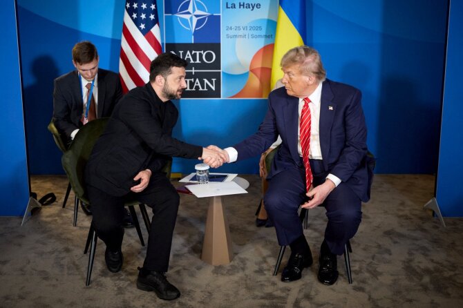 Volodymyras Zelenskis ir Donaldas Trumpas / HANDOUT / AFP