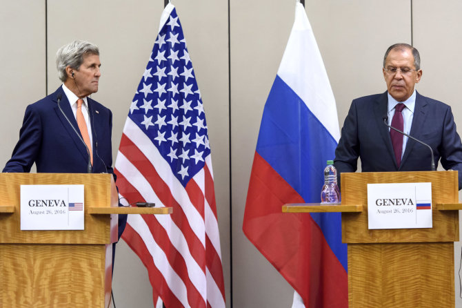 „Scanpix“/AP nuotr./Johnas Kerry ir Sergejus Lavrovas
