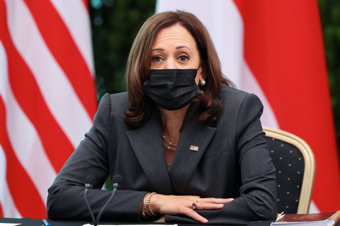 „Reuters“/„Scanpix“ nuotr./Kamala Harris Singapūre