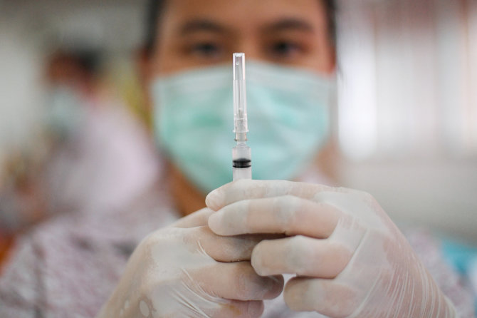 „Reuters“/„Scanpix“ nuotr./Kinijos kompanijos „Sinovac“ vakcina nuo koronaviruso