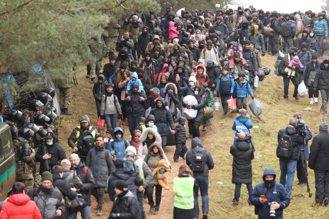 AFP/„Scanpix“ nuotr./Migrantai Baltarusijoje prie sienos su Lenkija