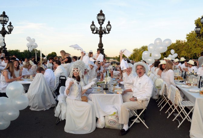 AFP/„Scanpix“ nuotr./„Diner en Blanc“ – vakarienė baltai