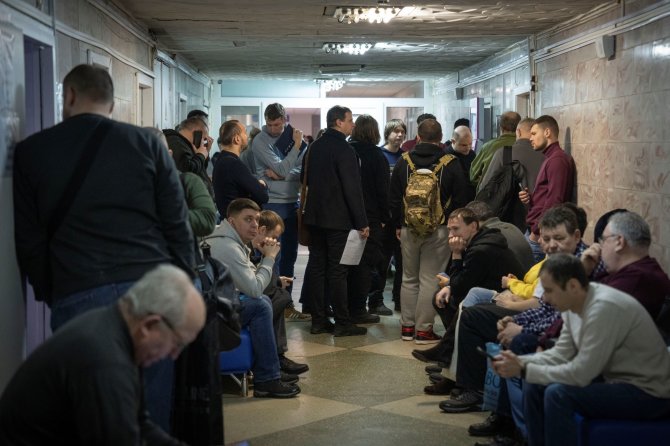 „AP“/„Scanpix“/Ukrainiečiai šaukimo į kariuomenę biure Kyjive