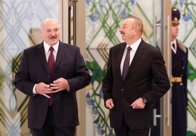 „AP“/„Scanpix“/Baltarusijos autoritarinis prezidentas Aliaksandras Lukašenka ir Azerbaidžano prezidentas Ilhamas Alijevas