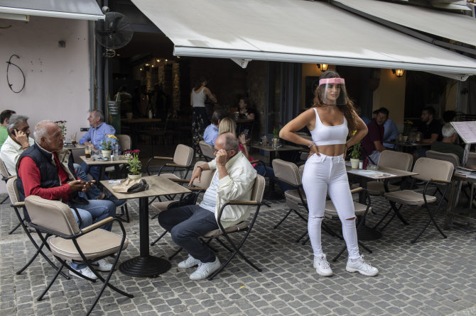 „Scanpix“/AP nuotr./Graikija skuba atverti kavines