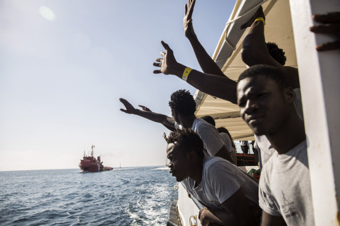 „Scanpix“/AP nuotr./Migrantai Viduržemio jūroje