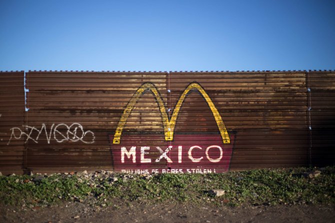 AFP/„Scanpix“ nuotr./Tvora ties Meksikos ir JAV pasieniu.