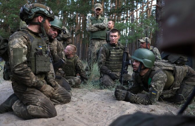 Ukrainos kariai dalyvauja pratybose / ANATOLII STEPANOV / AFP