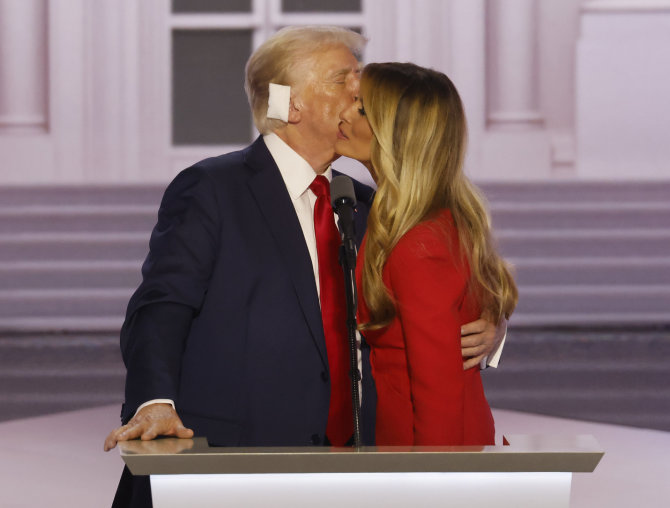 Vida Press nuotr. /Donaldas Trumpas su žmona Melania