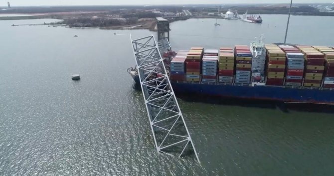 „Reuters“/„Scanpix“/Laivas įsirėžė į Baltimorės tiltą