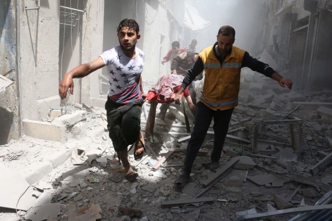 AFP/„Scanpix“ nuotr./Alepo gatvė po eilinio bombardavimo