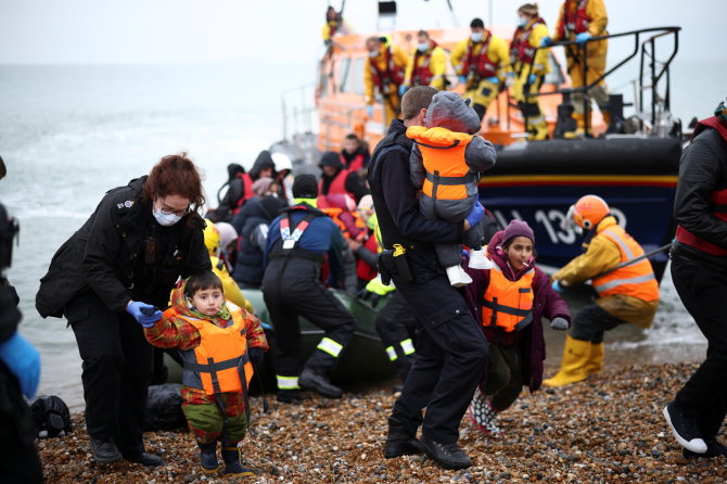 „Reuters“/„Scanpix“ nuotr./Gelbėjami migrantai Lamanšo sąsiauryje