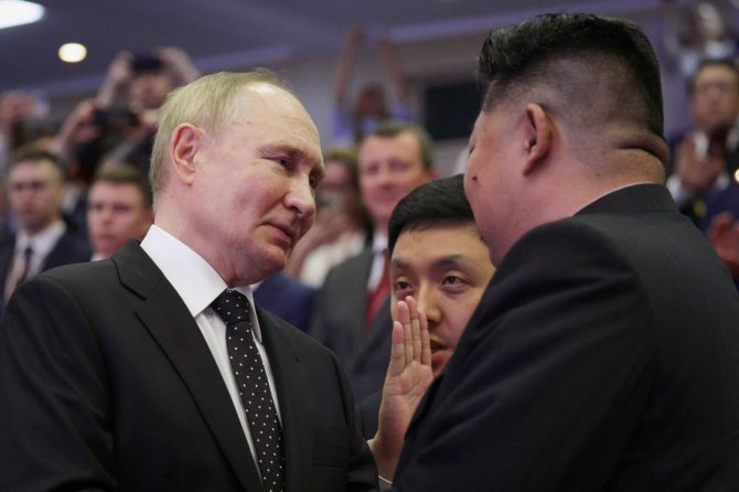 Rusijos prezidentas Vladimiras Putinas lanko / GAVRIIL GRIGOROV / AFP