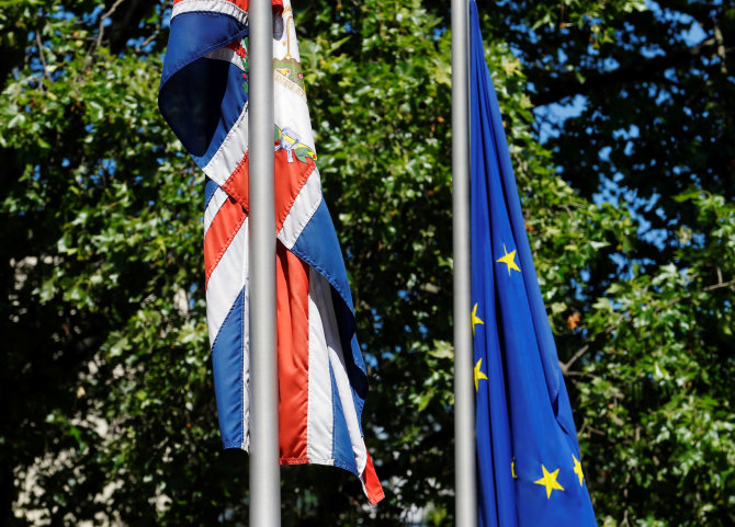 „Reuters“/„Scanpix“ nuotr./Jungtinės Karalystės ir ES vėliavos