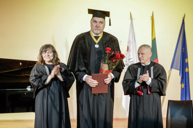 Teodoro Biliūno / BNS nuotr./LSU Garbės daktaro regalijų suteikimo Arvydui Saboniui ir Valerijui Makūnui ceremonija
