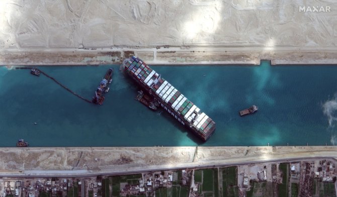 „Reuters“/„Scanpix“ nuotr./Sueco kanalą užblokavęs konteinerinis laivas „Ever Given“