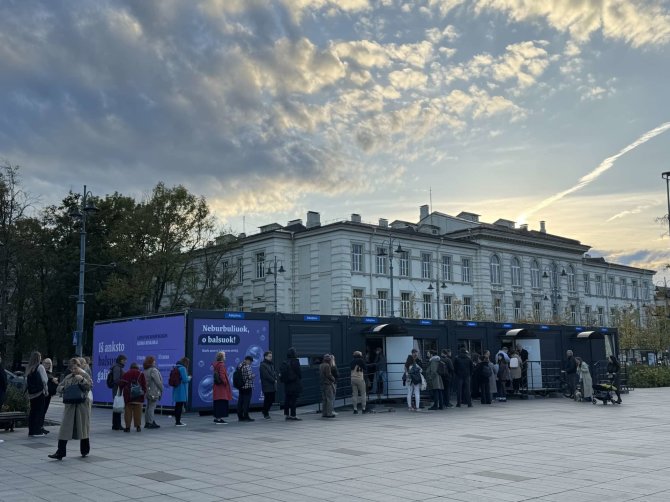 15min skaitytojo nuotr./Antrąją išankstinio balsavimo Seimo rinkimuose dieną Vilniaus Lukiškių aikštėje nusidriekė milžiniškos eilės