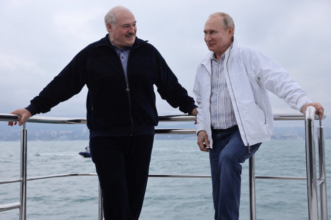 „Reuters“/„Scanpix“ nuotr./Antrąją susitikimo dieną V.Putinas su A.Lukašenka plaukiojo laivu