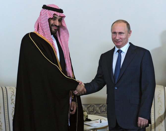 „Scanpix“/AP nuotr./Saudo Arabijos princas Mohammadas bin Salmanas Al Saudas su Rusijos prezidentu Vladimiru Putinu