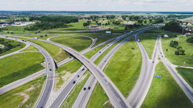 LAKD nuotr./Ties magistrale Vilnius-Kaunas-Klaipėda susipina daug kelių, ne vien fizine šių žodžių prasme.