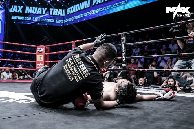 Max Muay Thai turnyro organizatorių nuotr./Sigitas Gaižauskas alkūne nokautavo tailandietį: šiam teko siūti antakį