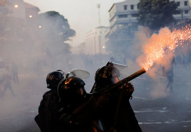 „Reuters“/„Scanpix“ nuotr./Protestuotojai šturmavo Šri Lankos preidentūrą