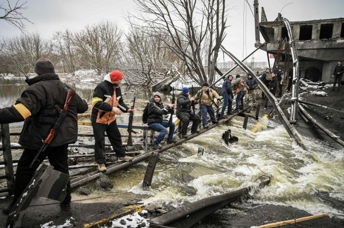 AFP/„Scanpix“ nuotr./Ukrainiečių perduodami ginklai, rusijos pajėgoms susprogdinus tiltą