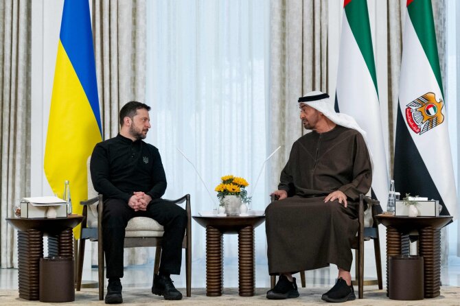 Volodymyras Zelenskis ir Mohammedas bin Zayedas Al Nahyanas / ABDULLA AL-BEDWAWI / AFP