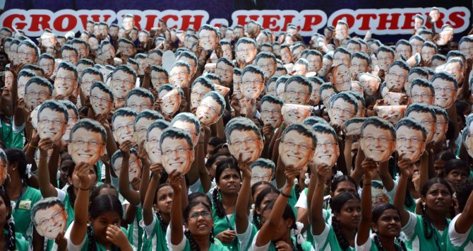 AFP/„Scanpix“ nuotr./Mokykloje Indijoje paminėtas Billo Gateso 60 metų jubiliejus