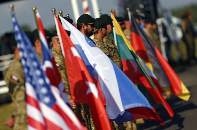 „Reuters“/„Scanpix“ nuotr./NATO šalių narių vėliavos