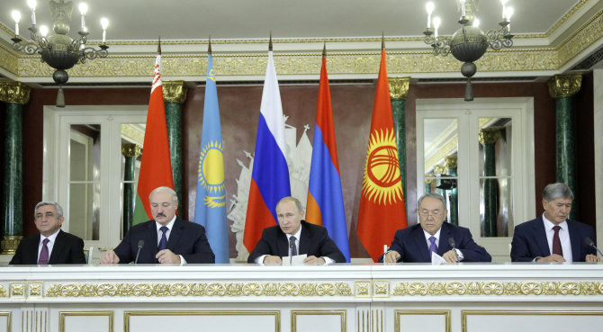 „Reuters“/„Scanpix“ nuotr./Armėnijos, Baltarusijos, Rusijos, Kazachstano ir Kirgizijos vadovai Maskvoje