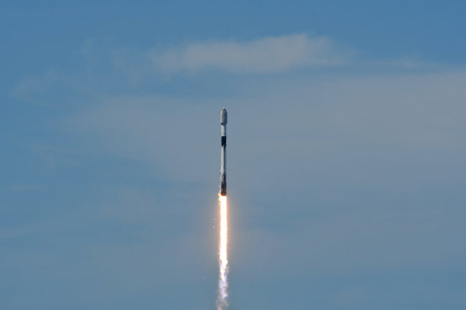 ZUMAPRESS / Scanpix nuotr./„SpaceX“ iš Kanaveralo kyšulio (JAV) paleidžia 29-ąją „Starlink“ palydovų partiją - 2021 m. gegužės 26 d.