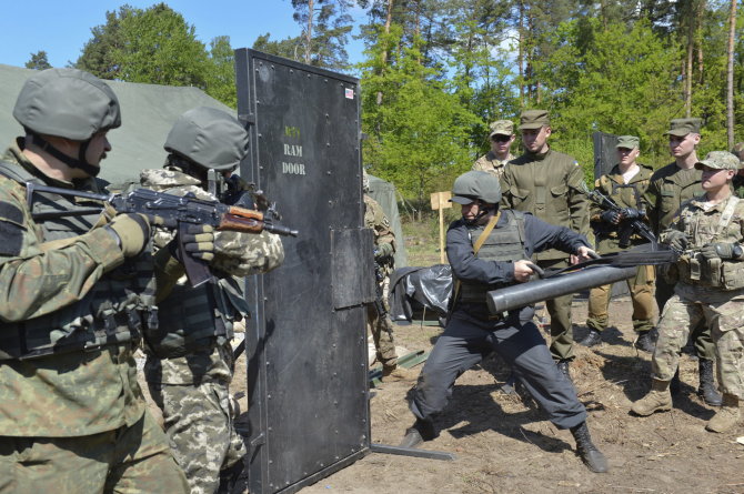 „Reuters“/„Scanpix“ nuotr./Ukrainos kariai per amerikiečių instruktorių treniruotę